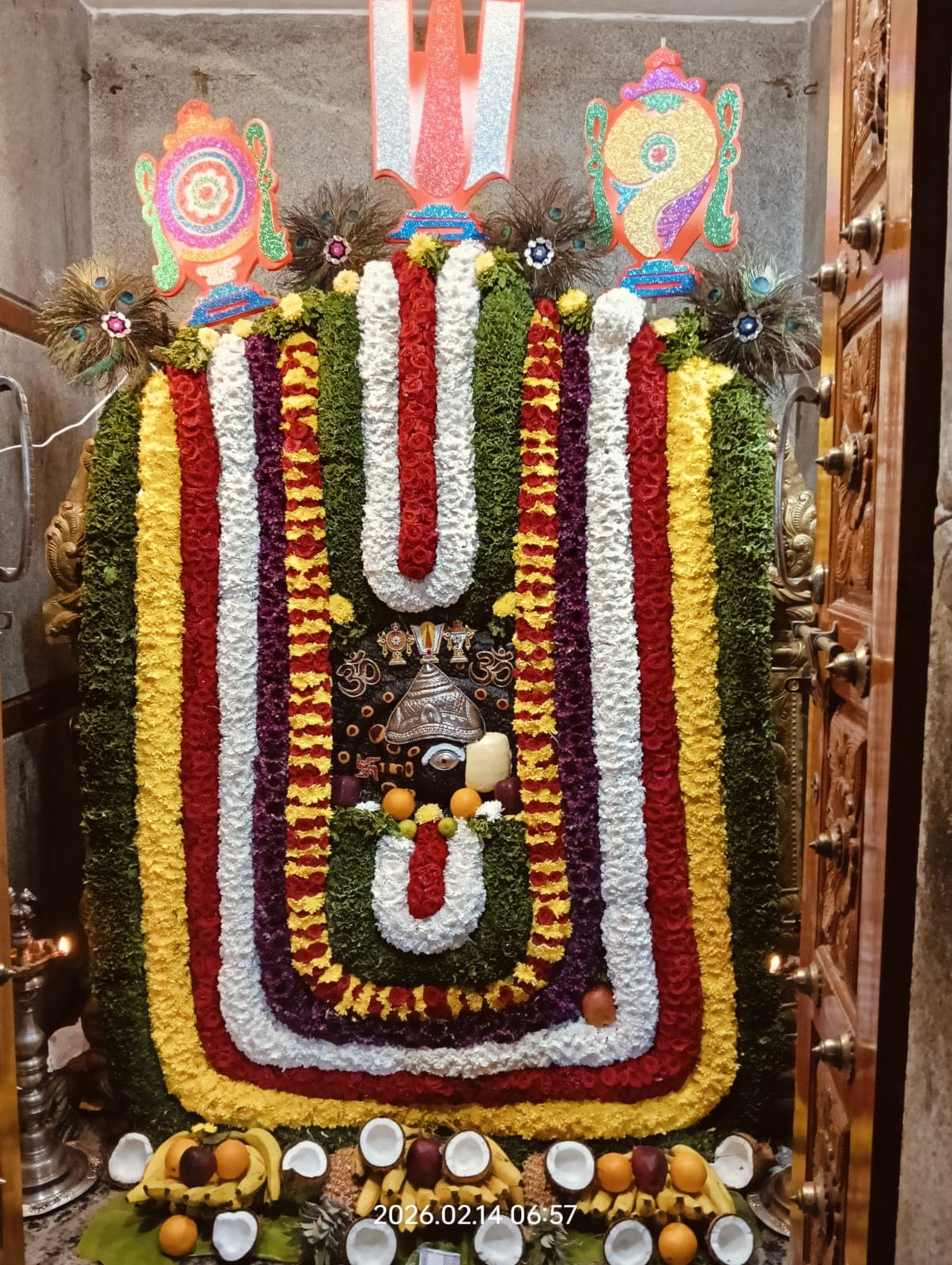 రంగురంగుల పుష్ప మాలలతో నామం అలంకారం