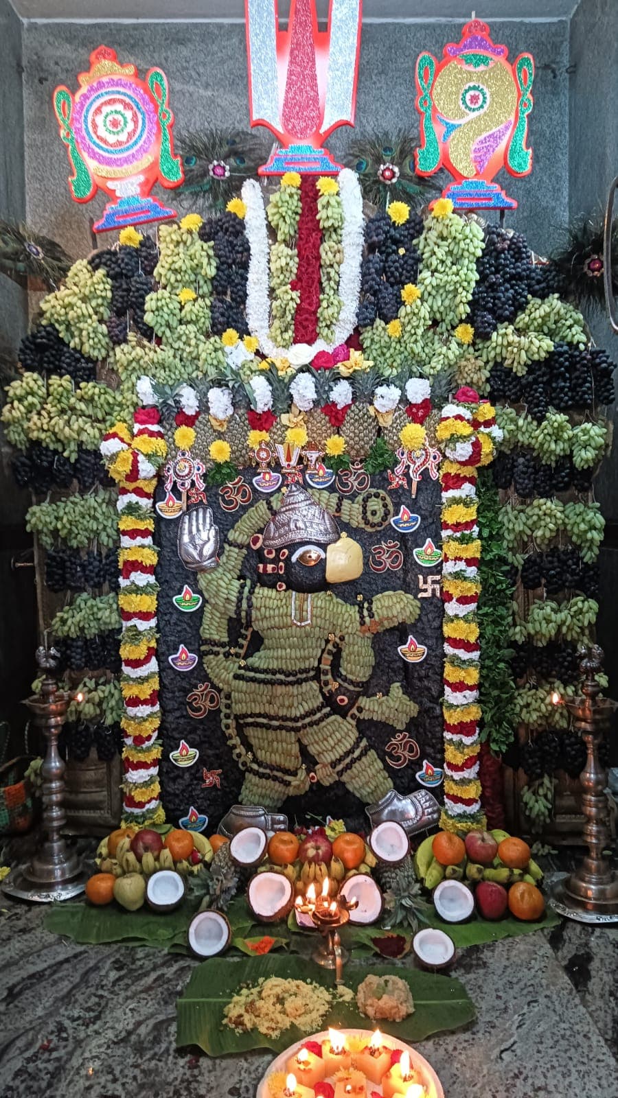 ద్రాక్ష మాలలు మరియు పండ్ల నైవేద్యంతో ఆంజనేయస్వామి