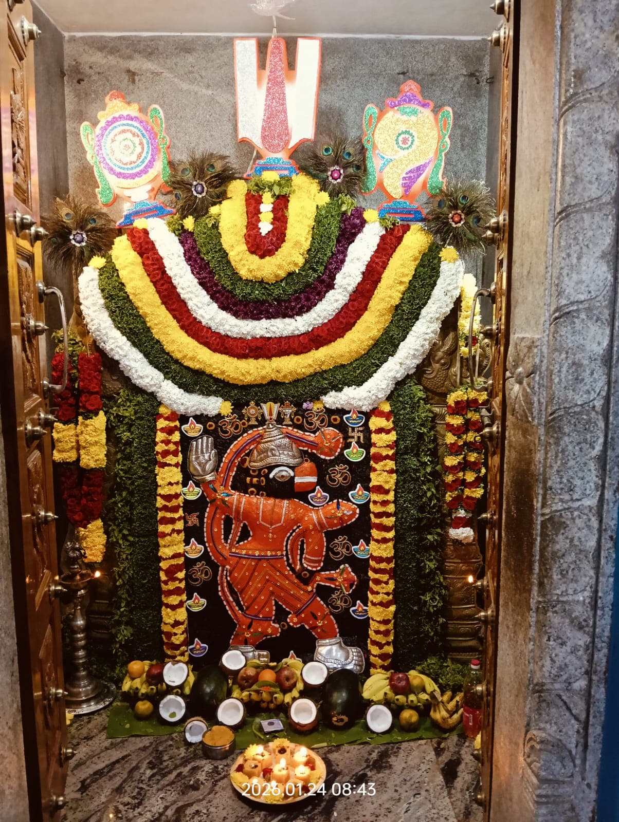 పుష్ప తోరణంతో సింధూర అలంకారంలో ఆంజనేయస్వామి