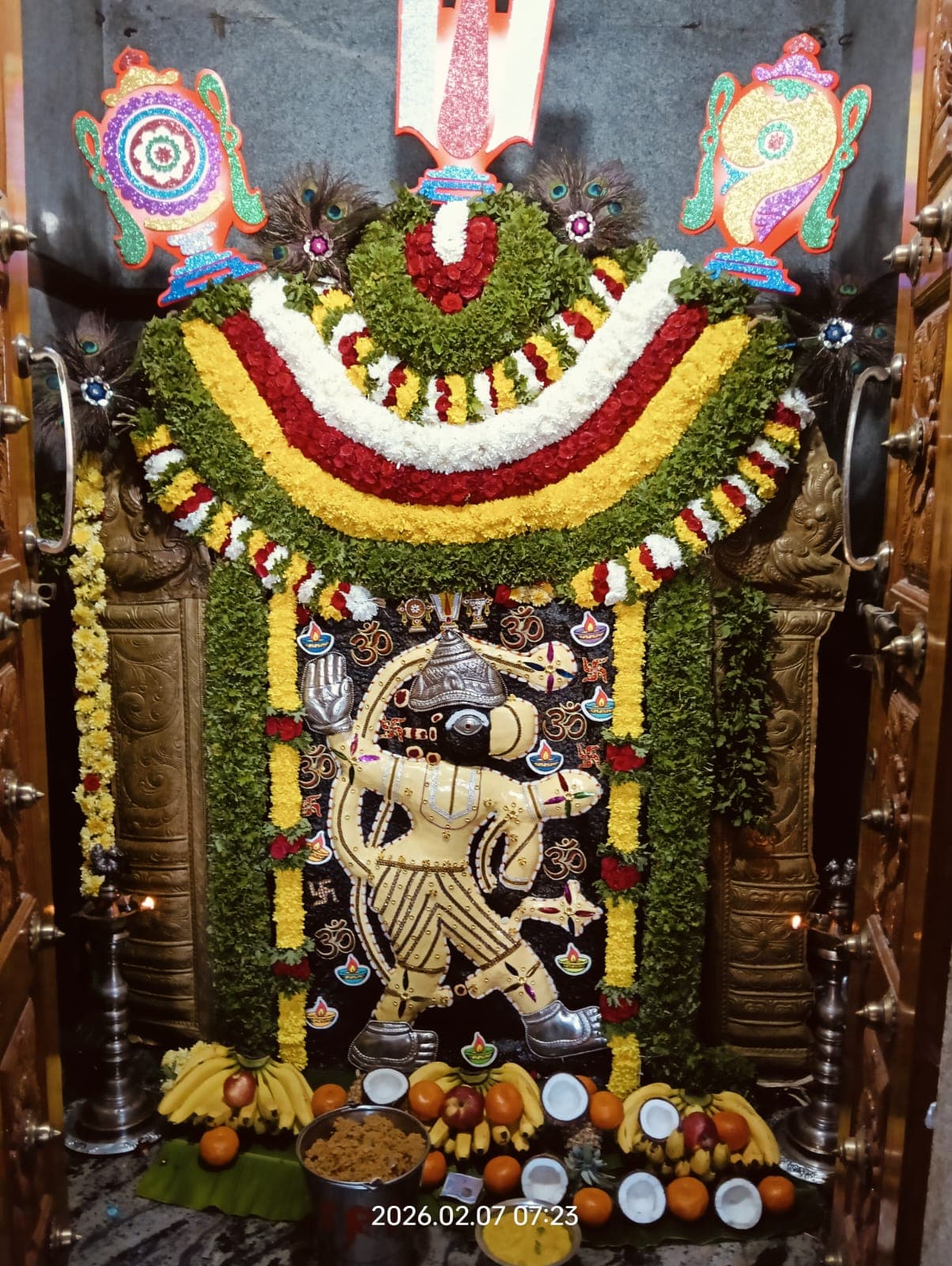 ఆకుపచ్చ మాలలతో వెన్న అలంకారంలో ఆంజనేయస్వామి