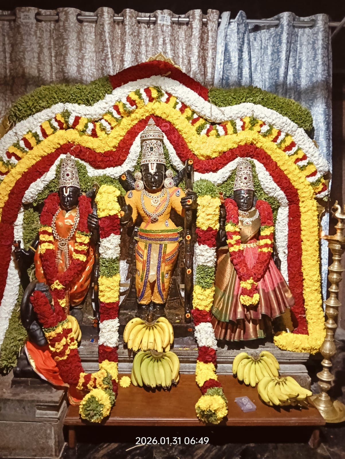 పుష్ప అలంకారాలతో శ్రీ సీతా రామ లక్ష్మణ